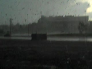 Tornado niszczy centrum handlowe