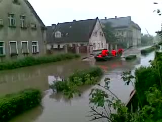 Wojsko udziela powodzianom pomocy