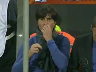 Joachim Löw wcina gila z nosa
