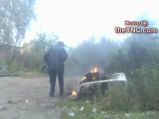 Rosyjski pijany cwaniak przykozaczył przy płonącej kanapie - natychmiastowe otrzeźwienie
