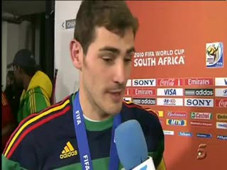 Iker Casillas całuje swoją dziewczynę na wizji