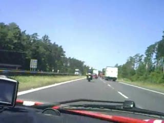 Policjant jechał 200 km/h
