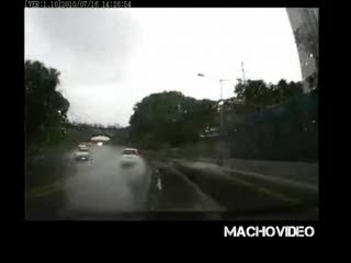 Dlaczego nie warto pędzić w deszczu