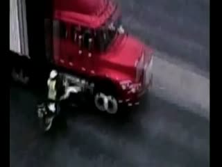 Trafił pod koła tira i przezył