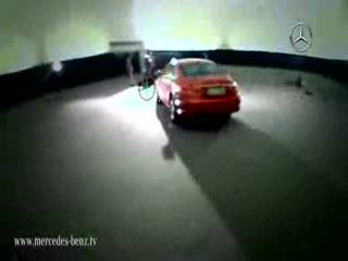 Mercedes naraził się feministkom