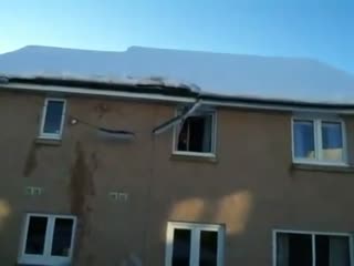 Dziadek odśnieża dach