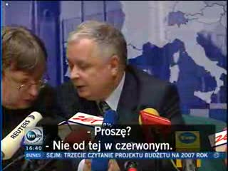 Małpa w czerwonym
