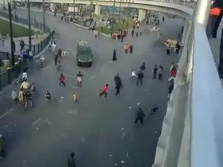 Furgonetka wjeżdża w tłum