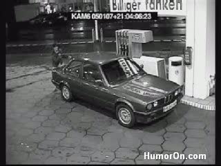 kobieta i tankowanie paliwa