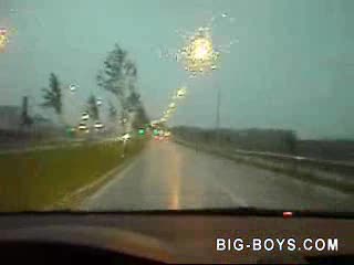 piorun trafił auto