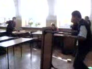 rzucanie gumiakiem po klasie