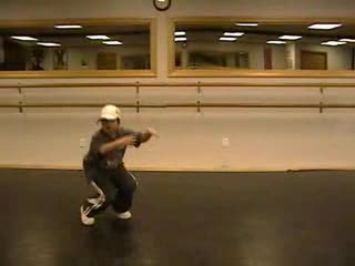 maly chlopiec tanczy hip hop