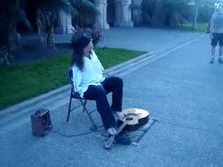 Koleś gra nogami na gitarze