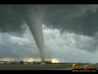 Tornado z bardzo, bardzo bliska!