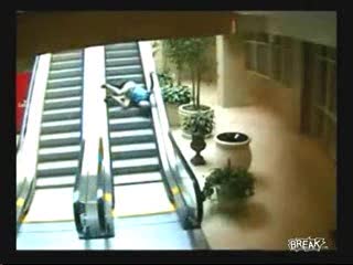 Dziadek na ruchomych schodach