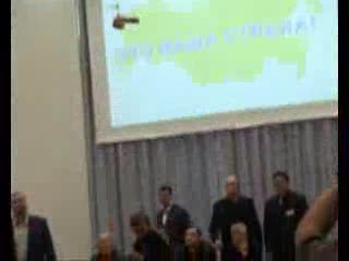 Latający penis na konferencji prasowej