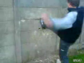 Debil kopie w mur...
