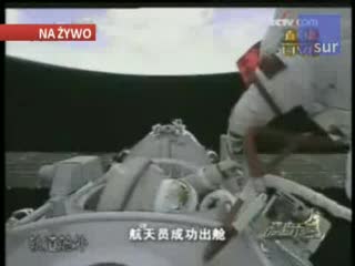 Chiński astronauta na kosmicznym spacerze: