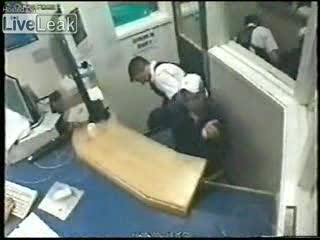 Policjant przy przeszukaniu(usa)tv Live Leak