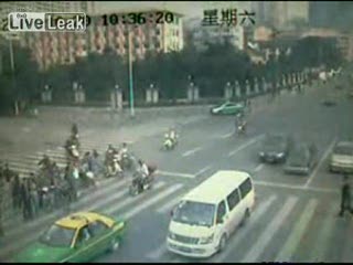 Chiny: Dzieciak biegnie przez jezdnie i zostaje trafiony przez van'a