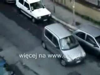 włooszka parkuje samochód
