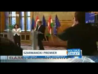 Premier nosi kobietę na rękach