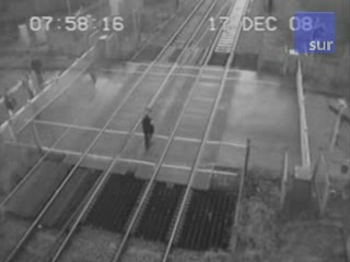Pociąg minął go o milimetr