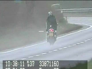 Bezmyślny facet na motorze