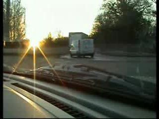 Samochody, ciężarówki, autobusy poślizg na śliskiej drodze