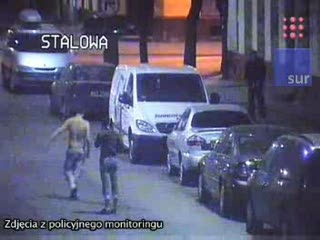 Pijany walczy z samochodami
