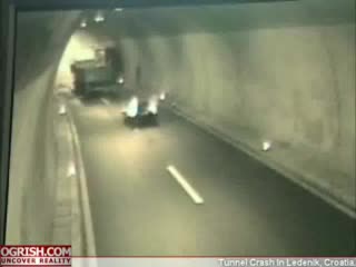 wypadek w tunelu