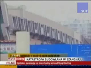 Runął wieżowiec w Szanghaju