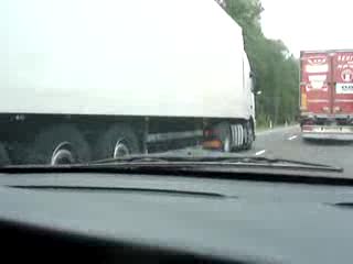 Szalone wyprzedzanie TIRem