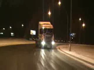 Drifting ciężarówką na rondzie