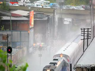 Tak pociąg pokonuje powódz