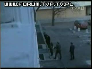 Kwaśniewski ucieka na drabinie