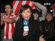Kibic "bzyka" reporterkę